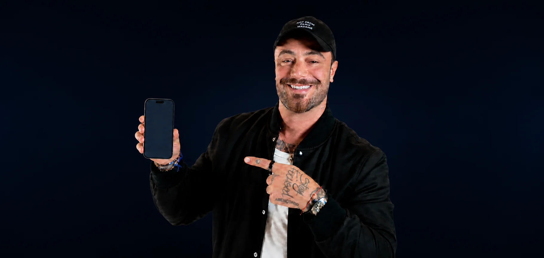 Profissional apresentando o Visita Azul no celular